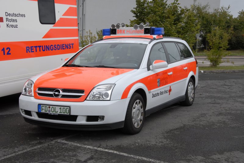 Opel Vectra des DRK-Kreisverbandes Fulda gesehen am Tag der offenen Tr bei der Bundespolizeiabteilung Hnfeld anl. des 50-jhrigen Standortjubilums am 13.09.2009 in 36088 Hnfeld 
