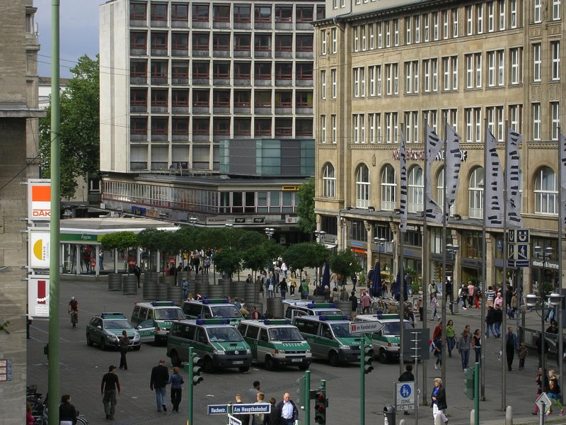Polizei Aufgebot in Essen.Das Bild entstand vom Bahnsteig des Essener´s Hbf`s.(19.07.2008)