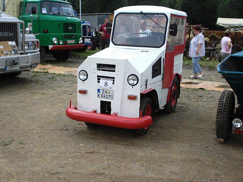 Pomen Schleper beim Bulldogtreffen 2007 in Lugau. Diese Schlepper wurden zu DDR Zeiten meit innerbetrieblich als Zugfahrzeuge verwendet.