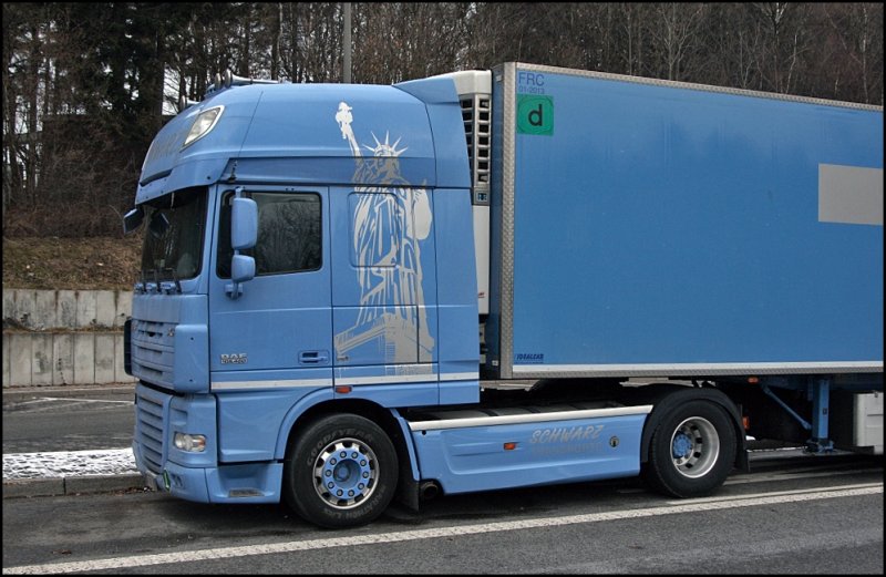 Portraitaufnahme des DAF XF105.460  SuperSpaceCab . Aufllig an den Zugmaschinen von SCHWARZ TRANSPORTE sind die bedruckten Reifen und die Freiheitsstatue am Fahrerhaus. (01.02.2009)

