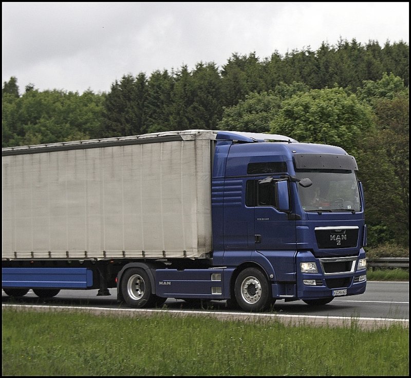 Portraitaufnahme des Lwen: MAN TGX 18.540XXL fhrt in diesem sehr atraktiven Blau durch die Lande. Hier bei Ldenscheid am 15.04.2009. Das Reihensechszylinder (D2676; Euro 5) Triebwerk mit CommonRail III Das Triebwerk hat einen Hubraum von 12.400 cm und leistet bei 1900 U/min 397 kW bzw. 540PS.
