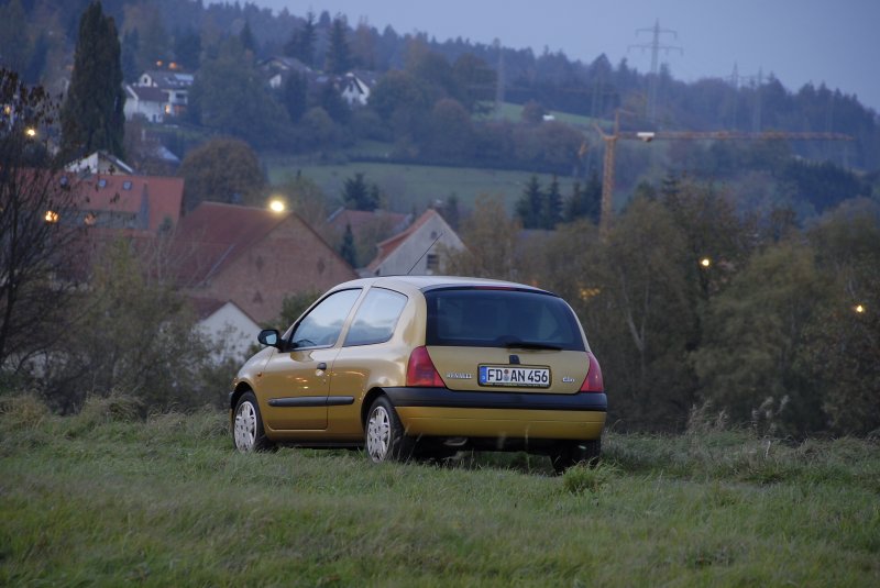 Renault Clio in der Abenddmmerung, aufgenommen im November 2006 in 36100 Petersberg-Marbach