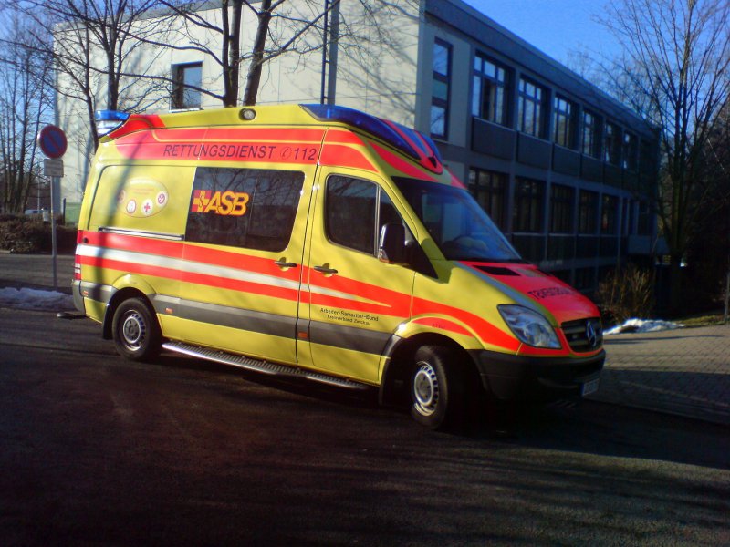 Rettungswagen des ASB (Kreisverband Zwickau) bei einem Einsatz in der Nhe der Hochschule in Zwickau am 22.01.2009
