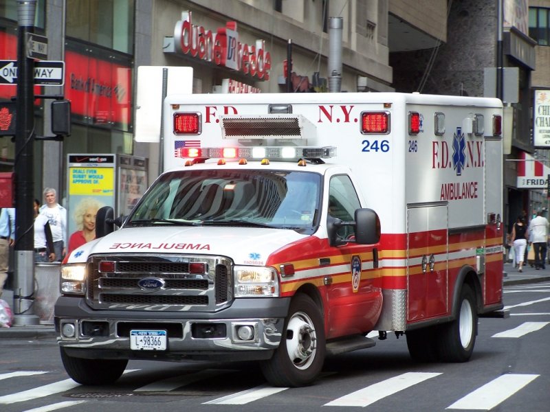 Rettungswagen des FDNY auf Einsatzfahrt in Manhattan.
Bild aufgenommen am 20.9.2007.