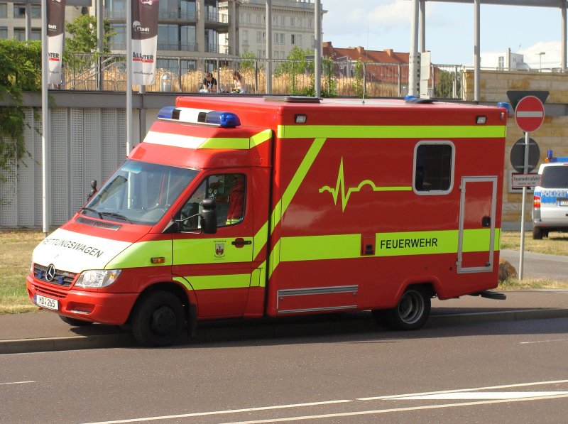 Rettungswagen der Magdeburger Feuerwehr bei einem Einsatz vor dem Parkhaus/ Tiefgarage des Allee-Centers, dort brannte angeblich ein PKW. Fotografiert am 22.08.2009.