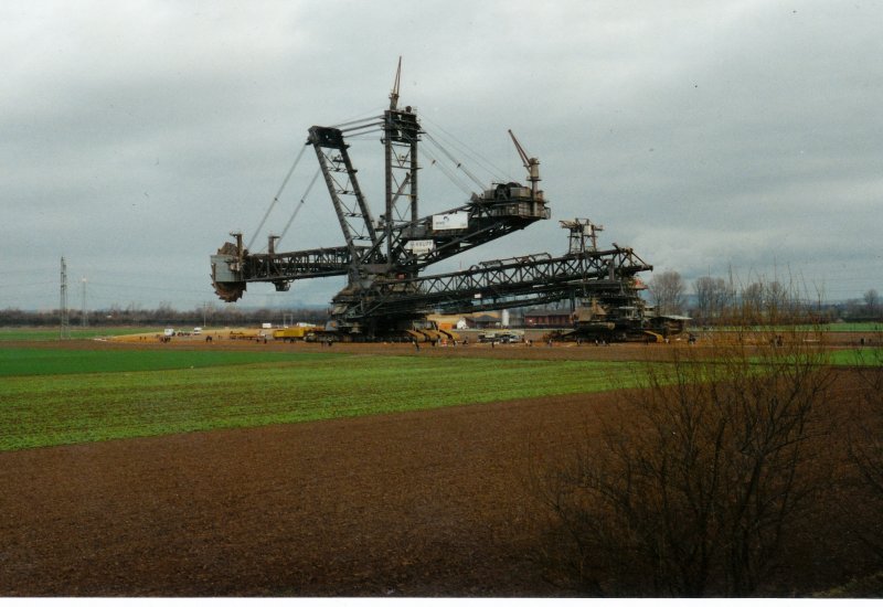 Rheinbraun-Bagger 288 (Hersteller Krupp)im Feb.2001 auf der Fahrt von Hambach nach Garzweiler