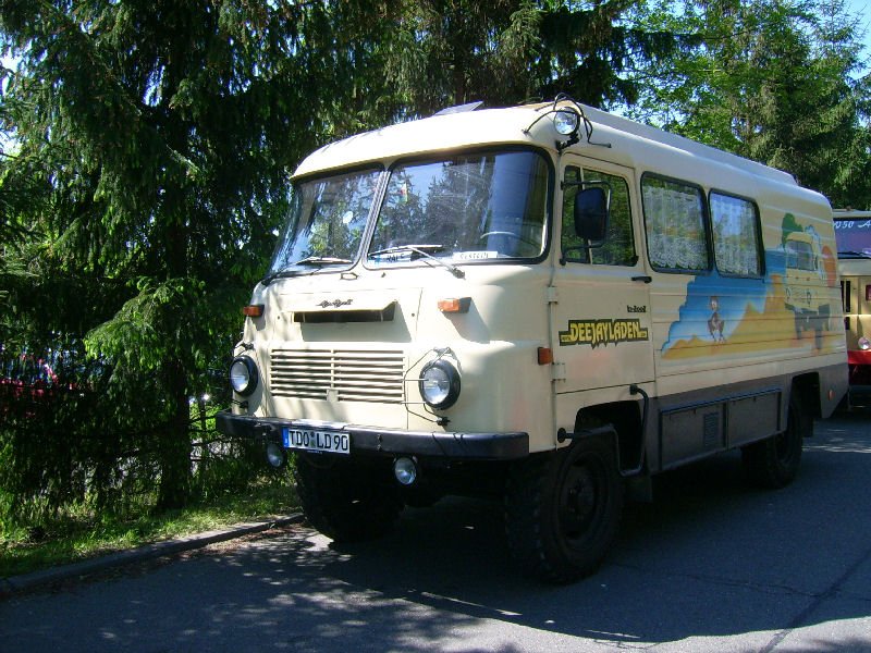 Robur LD Allrad Bus stand noch auf dem Parkplatz vor dem Ausstellungsgelnde in Werdau beim Oldtimertreffen