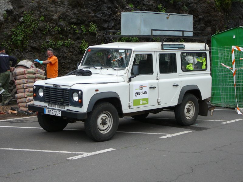 Rover Defender, abgestellt in Masca, Teneriffa im Januar 2009