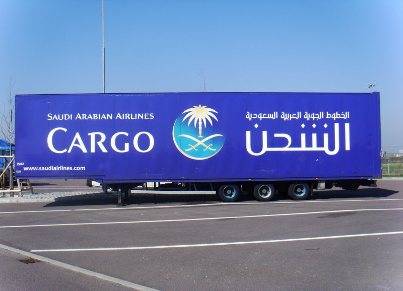 Sattelauflieger mit Werbung fr die Saudiarabian Airlines im April 2009 auf dem Parkplatz des World Cargo Centers am Flughafen Leipzig/Halle.
