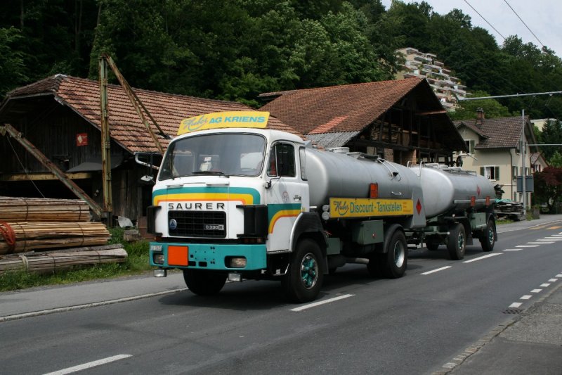 Saurer D330B Tanklastzug der Firma Huber am 2.6.2008 in Kriens.