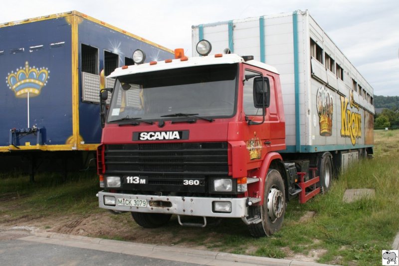 Scania 113m / 360 des Cirkus Krone whrend dessen Gastspieles in Coburg vom 18. bis 24. Juni 2009. Aufgenommen am 23. Juni 2009.