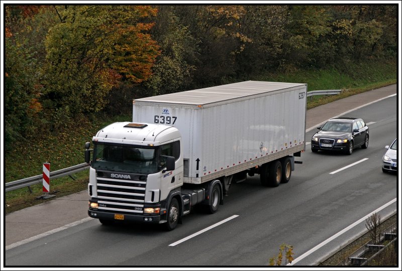 SCANIA 114G 380PS der US Army ist in Richtung Norden unterwegs. Der Auflieger ist typisch Amerikanisch. (02.11.2008)
