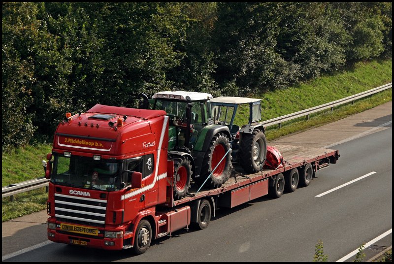 SCANIA 114L 380PS ist mit Traktoren in Richtung Norden unterwegs. (26.09.2008)