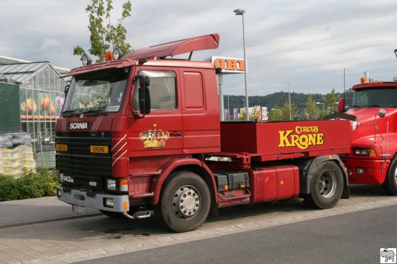 Scania 143m / 400 des Cirkus Krone whrend dessen Gastspieles in Coburg vom 18. bis 24. Juni 2009. Aufgenommen am 23. Juni 2009.