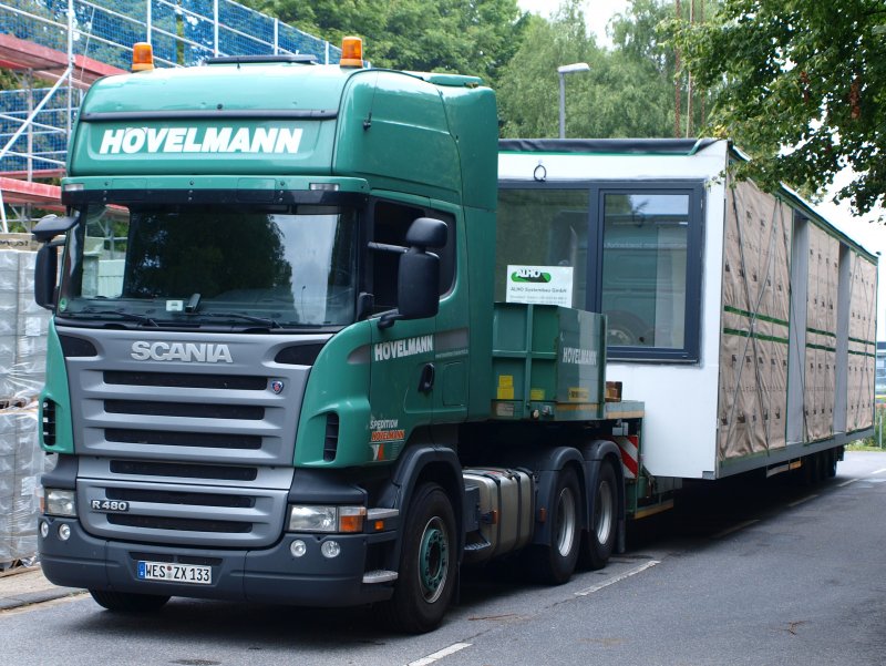 Scania R480 Zugmaschine der Firma Hvelmann mit Auflieger fr Spezialtransporte, hier mit Systembauteilen von Alho beladen