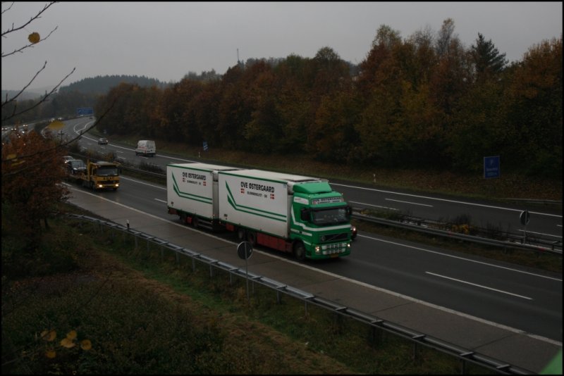 Schlechtes Wetter im Sauerland: Dnischer Volvo FH12 fhrt bei Ldenscheid Richtung Hagen.
