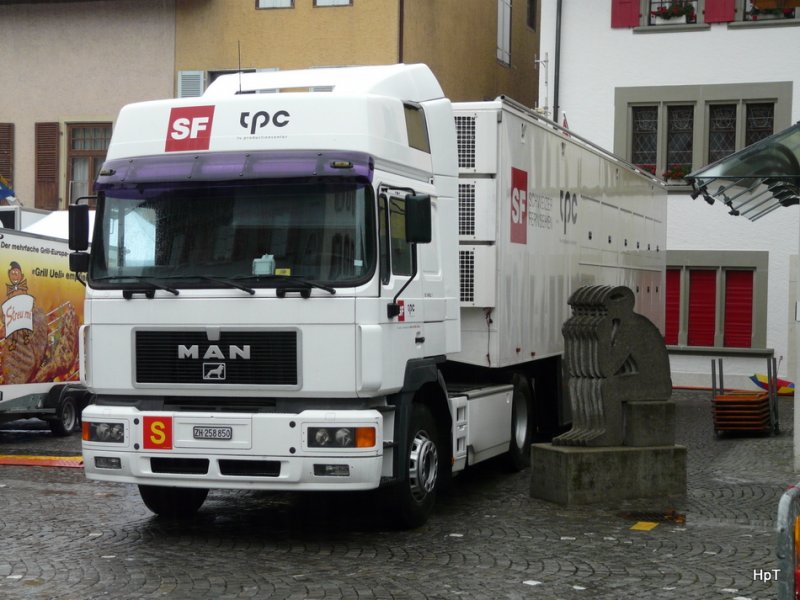 Schweizer Fernsehen mit einem MAN ZH 258850 in Bren an der Aare am 08.08.2009 bei Strmendem Regen am 08.08.2009
