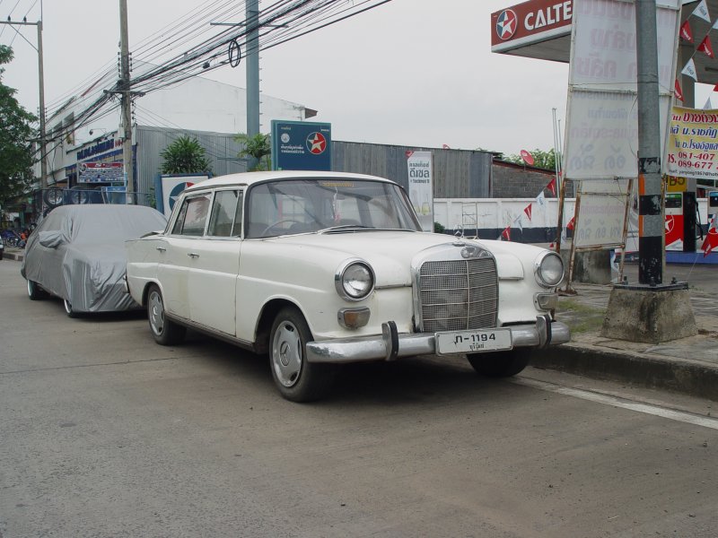 Seit einigen Monaten schon steht dieser Mercedes-Benz 230 in der thailndischen Provinzhauptstadt Buri Ram geparkt vor einer Tankstelle und Garage