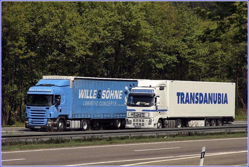 SHWEDEN-POWER: Ein ungarischer VOLVO FH 440PS Euro5 der sterreichischen TRANSDANUBIA berhollt bei Ldenscheid-Sd einen Scania HIGHLINE R420 der Duisburger WILLE&SHNE Logistics. 