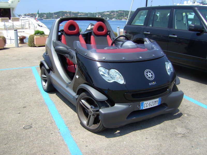 Smart als Cabrio im Hafen von Porto Cervo an der Costa Smeralda auf Sardinien. (Foto am 30.06.08)