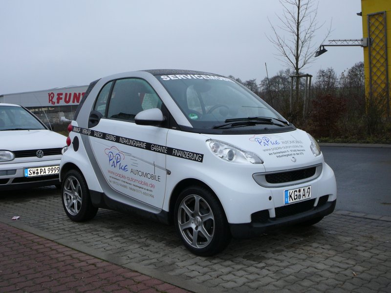 Smart mit Werbung des Autohndlers PAPKE am Autohof Werneck, 16.12.2008