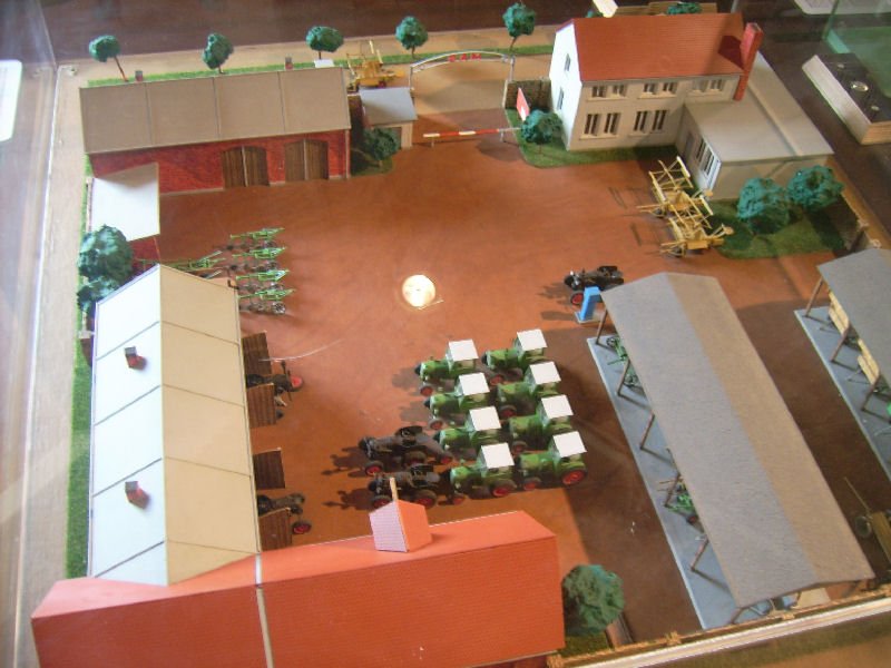 So sa es frher vor der LPG Zeit aus.Diorama einer Maschinen-und Traktoren Station im Landwirtschaftsmuseum Blankenhain