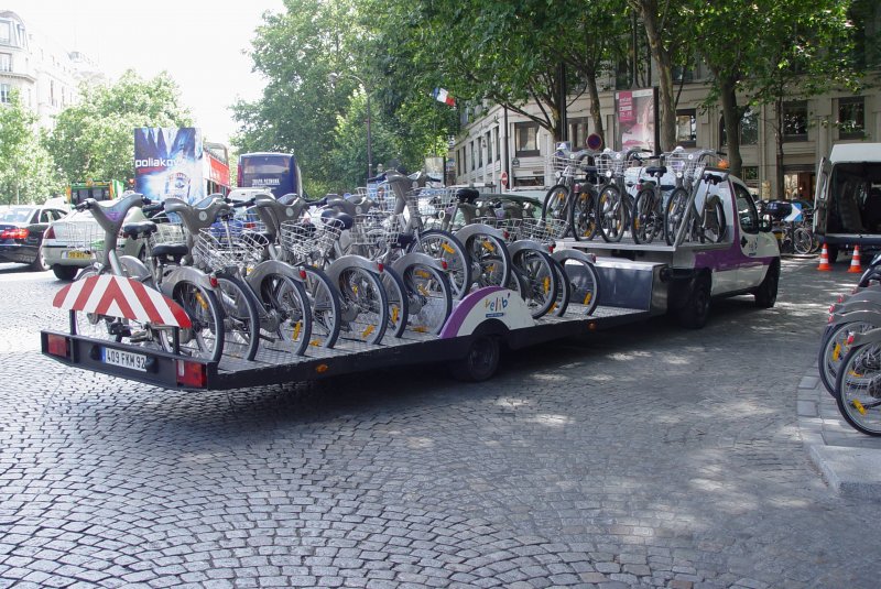 Solche Fahrzeuge sind meist am Vormittag im Stadtgebiet von Paris unterwegs, um an den Leihfahrradstationen leere Stellen aufzufllen. Gesehen hier nahe der Madeleine am 14.07.2009