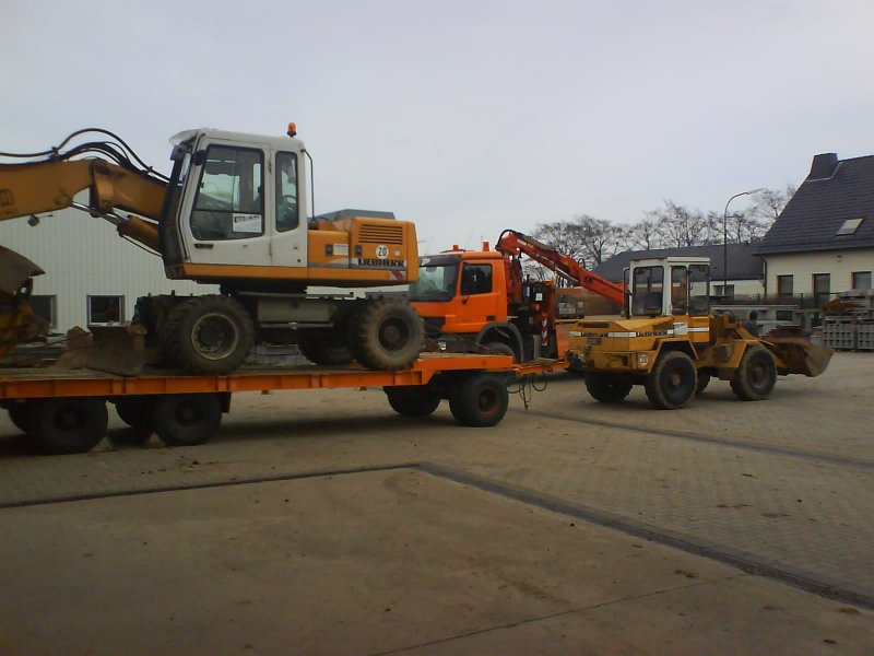 special transport ein liebherr 900c mobil bagger gezogen von einem liebherr radlader 509 im september 2008.