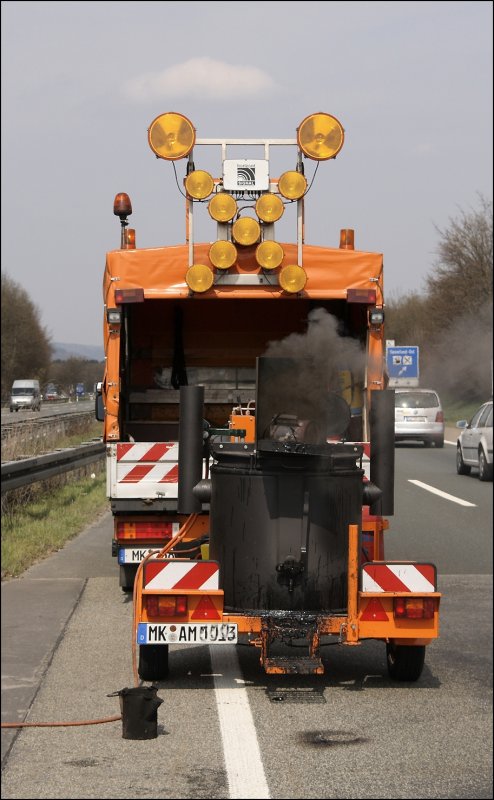 Sprinter 311CDI mit dem Bitumenkocher. Hier kurz vorm Rastplatz Sauerland-Ost. (07.04.2009)

