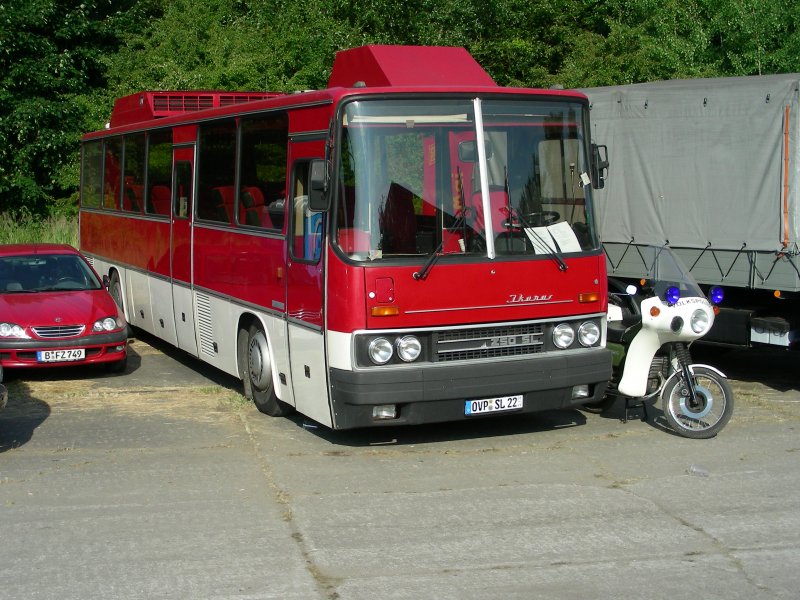 Staatsratsbus der DDR IKARUS 250 SL
dieser Bus wurde nur 4 mal gebaut, Baujahr 1986,
zu Gast beim 7. Internatinalen Ostblock Fahrzeugtreffen in Ptnitz am 06.07.2008
