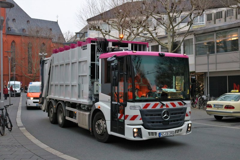 Stadt Mainz Mercedes Benz Econic Mullwagen Am 28 12 18 In Der Innnenstadt Fahrzeugbilder De