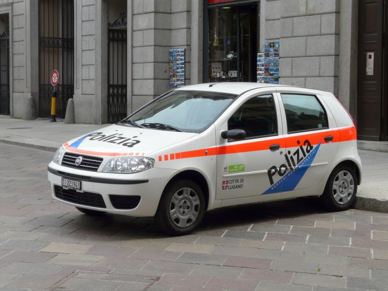Stadtpolizei von Lugano mit einem Fiat  TI 223943 im Zentrum von Lugano am 13.05.2009