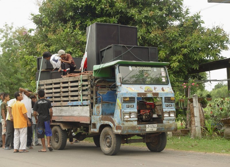 Stndig ist in Thailand irgendwo eine Veranstaltung mit Musik, sei es eine Hochzeit, eine Hauseinweihung, ein Sterbefall oder andere. Dann wird die Musik angefordert und die kommt mit abenteuerlichen Fahrzeugen, die Ladeflche hoch mit Lautsprechern bestckt, wie hier in einem kleinen Dorf im Isaan am 05.07.2009 gesehen