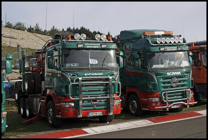 Starke Holztransporter: SCANIA HIGHLINE R560 \8/ und R620(?) \8/ der Hammann Holztransporte aus Grmbach..Spezialist fr Lang-, Kurz- und Abfallholztransporte in Sddeutschland. Es gibt noch einen (weitere) Scania 164L 580PS.
