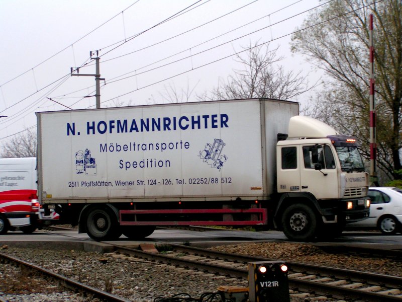 STEYR 18S26 am Bahnbergang in Bruck/Leitha;081112