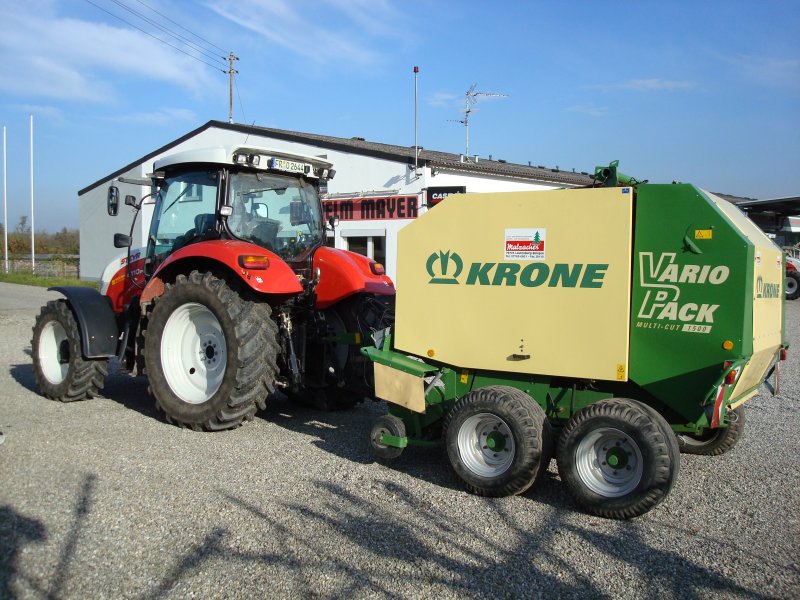 Steyr-Traktor mit Krone-Ballenpresse,
gesehen Okt.2008 