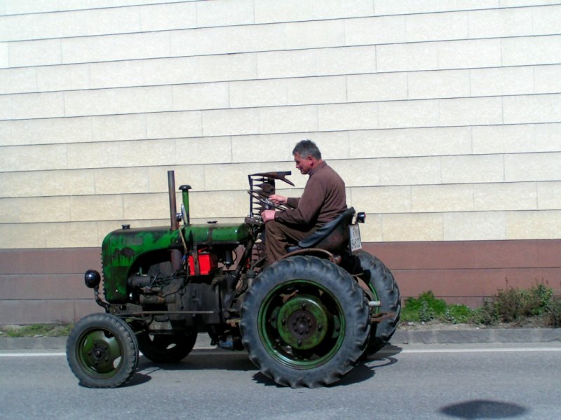 STEYR80 (Bj.1952), liebevoll auch 15er genannt, tuckert gemchlich in der Traktor-Oldtimerkolone dahin; 080330