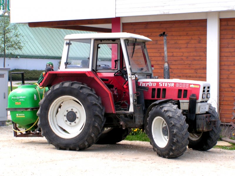 STEYR8065Turbo ist mit einem Unkrautspritztank am Messegelnde in Ried i.I. im Einsatz; 090424
