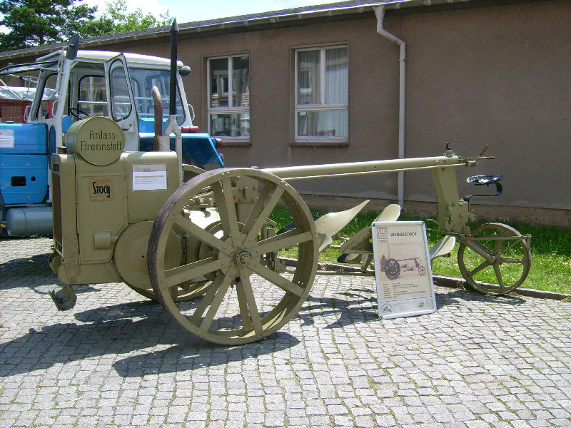 Stock Motorpflug auf dem gelnde der TU Landtechnik Dresden. Dieser Wendestock gehrt zur Sammlung der Landtechnikfreune Dresden