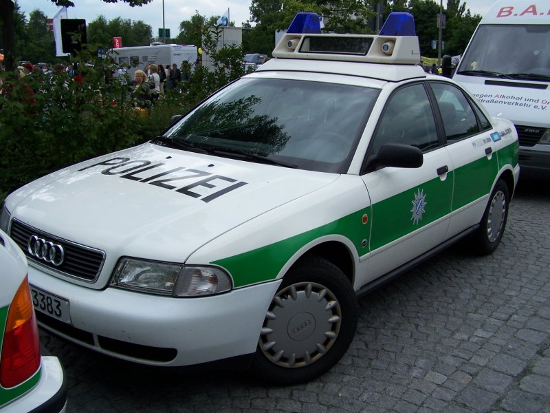 Streifenwagen (Audi A4) der Polizeidirektion Weiden.
Aufgenommen am 12.6.2005.