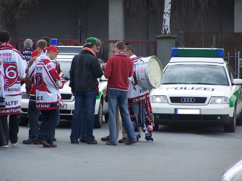 Streifenwagen der Polizeidirektion Weiden vor einem Eishockeyspiel der Blue Devils Weiden gegen den ETC Crimmitschau.
Aufgenommen am 2.4.2006.