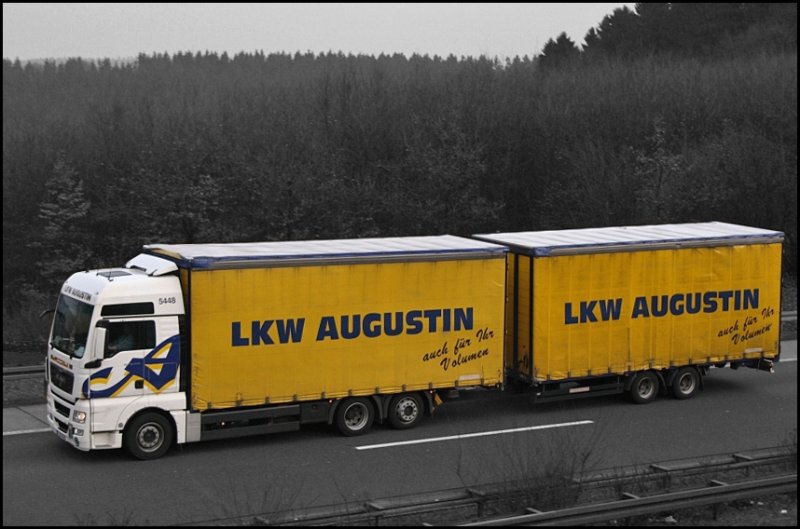 S/W mit Farbe: Ein MAN TGX 26.440 Megaliner (Volumentransport) der sterreichischen Spedition LKW AUGUSTIN ist in Richtung Ruhrgebiet unterwges. Auch dieses Unternehmen sphrt die Folgen der Wirtschaftskriese.... (02.03.2009)

