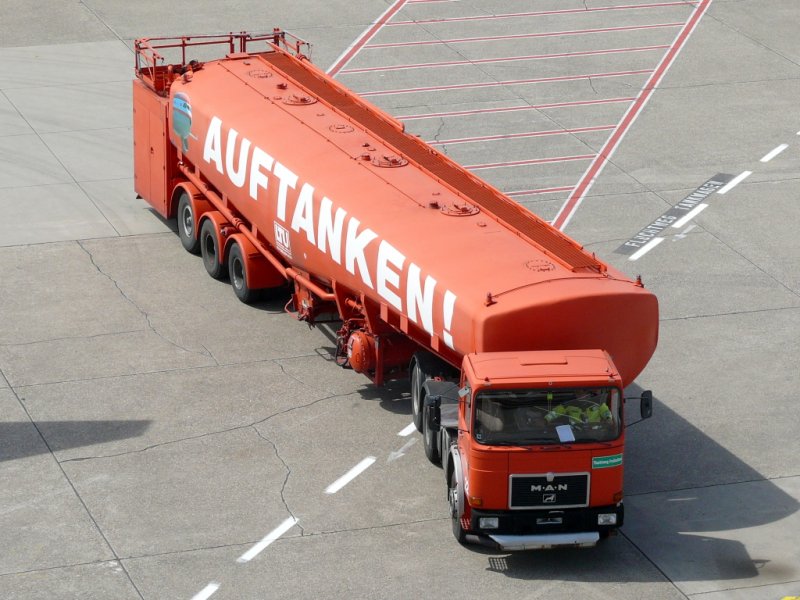 Tankwagen mit der Nr.22 am Flughafen Dsseldorf 9.5.2009