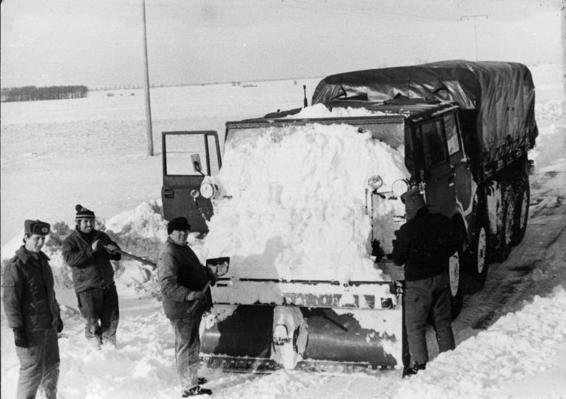 Tatra 813/Koloss 8x8 der NVA im Wintereinsatz 78/79 - die Soldaten kamen aus Torgelow/Drgeheide.