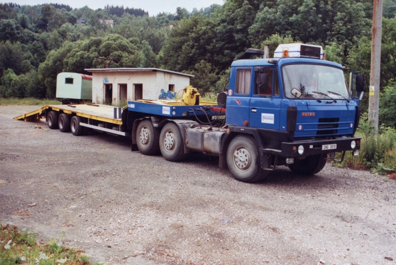 Tatra 815 Sattelzugmaschine mit Tieflader im Riesengebirge CZ.