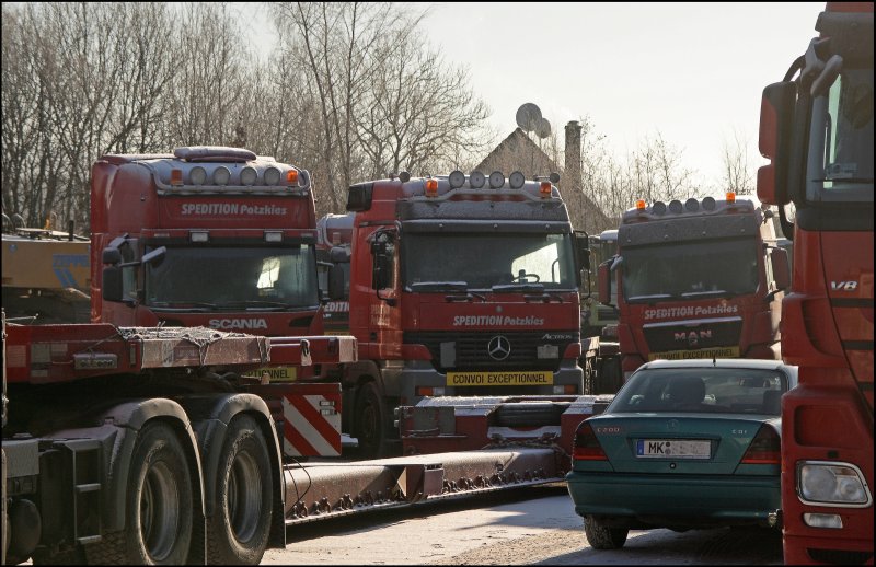 Teil des Fuhrparks der Spediton PATZKIES: Scania V8 R500(?), dazwischen DAF XF105.510,  Actros, MAN TGX 26.540(?).
