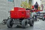 Haulotte Arbeitsb�hne wird durch eine enge Gasse gesteuert. 10.2026