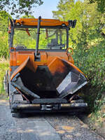 Frontalansicht eines Vögele SUPER 1800-3i Asphaltfertigers. (Hattingen, August 2025)