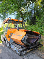 Anfang August 2025 habe ich in Hattingen diesen Asphaltfertiger SUPER 1800-3i des Herstellers Vögele abgelichtet.