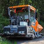 Heckansicht eines Vögele SUPER 1800-3i Asphaltfertigers. (Hattingen, August 2025)